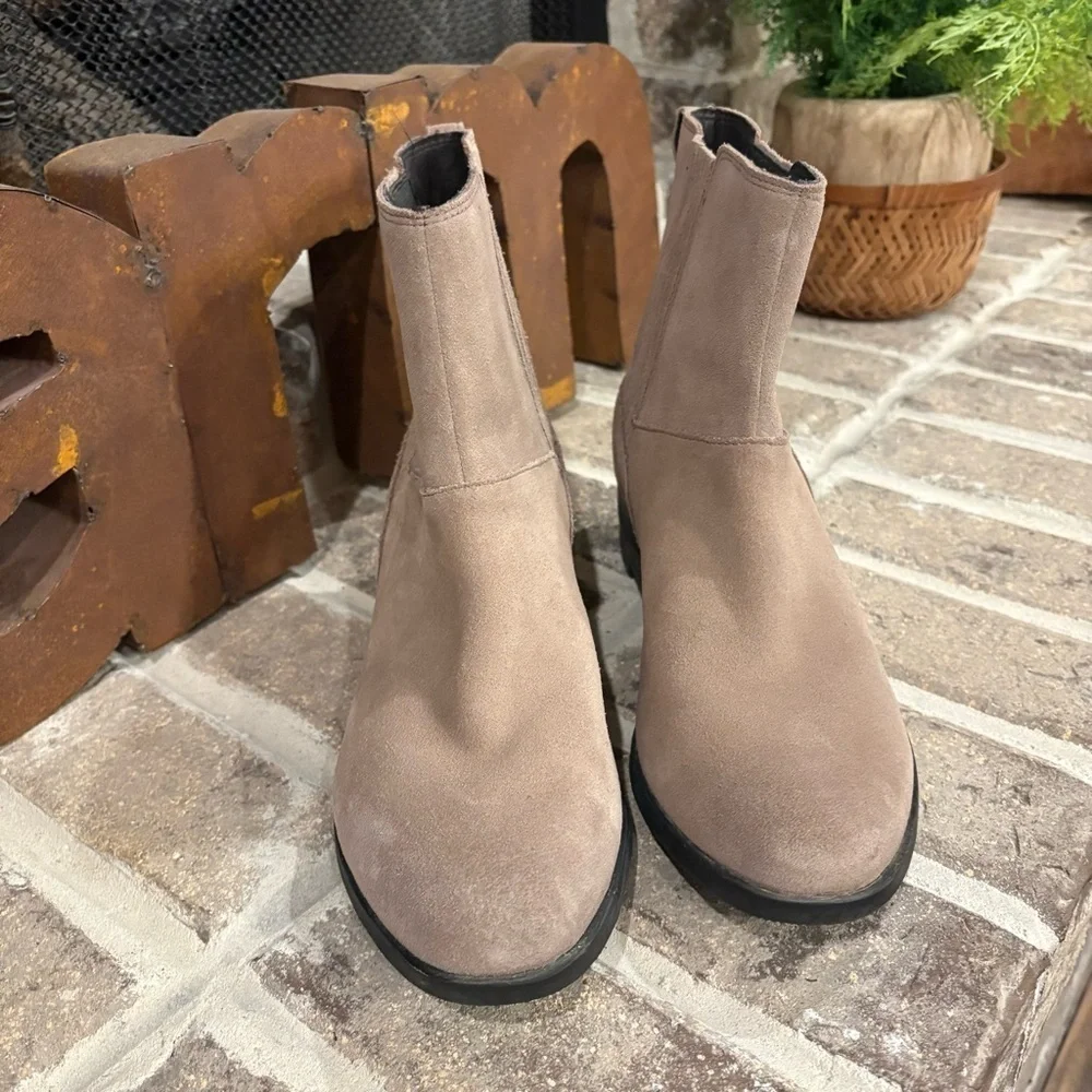 Sorel Women’s Lolla Chelsea Suede Boots Size 10